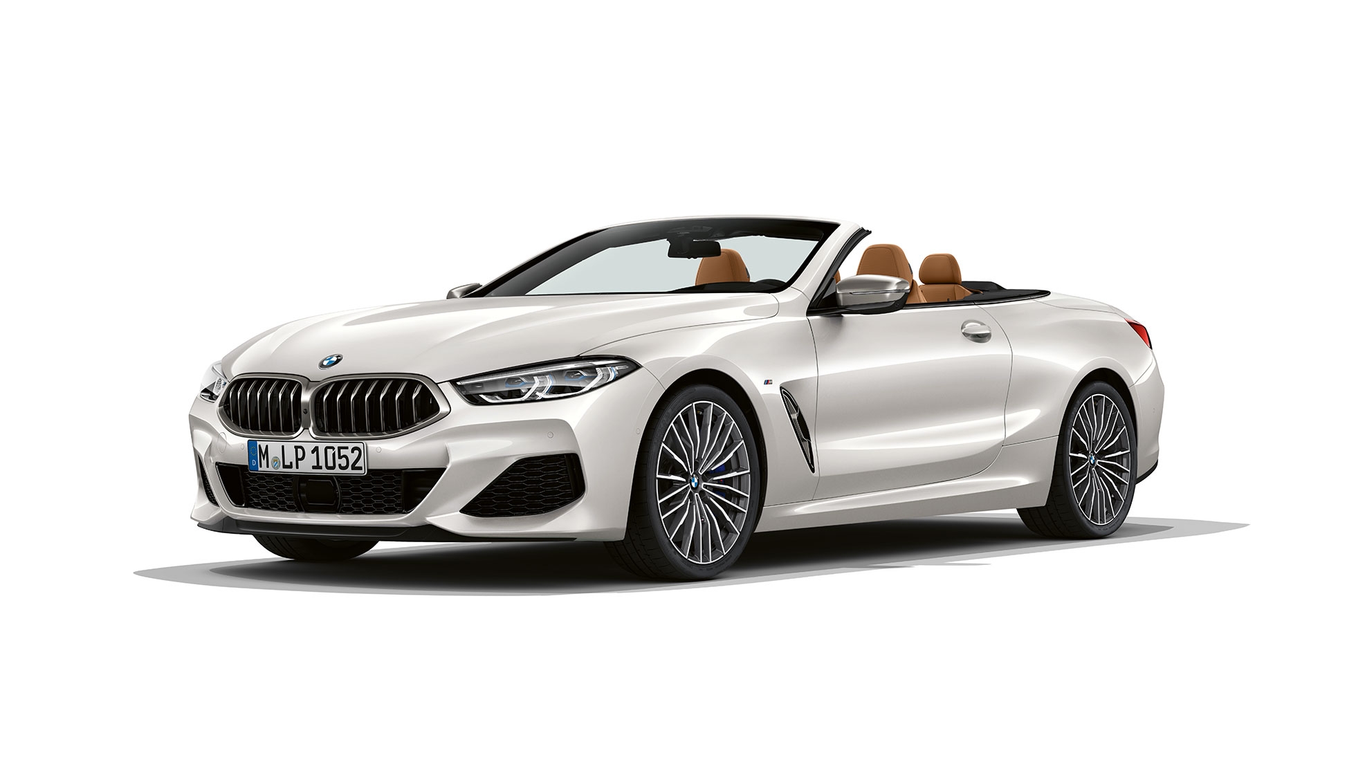 BMW M850i xDrive, Branco Mineral metalizado, perspetiva frontal a três quartos. BMW M850i xDrive, Branco Mineral metalizado, perspetiva frontal a três quartos.