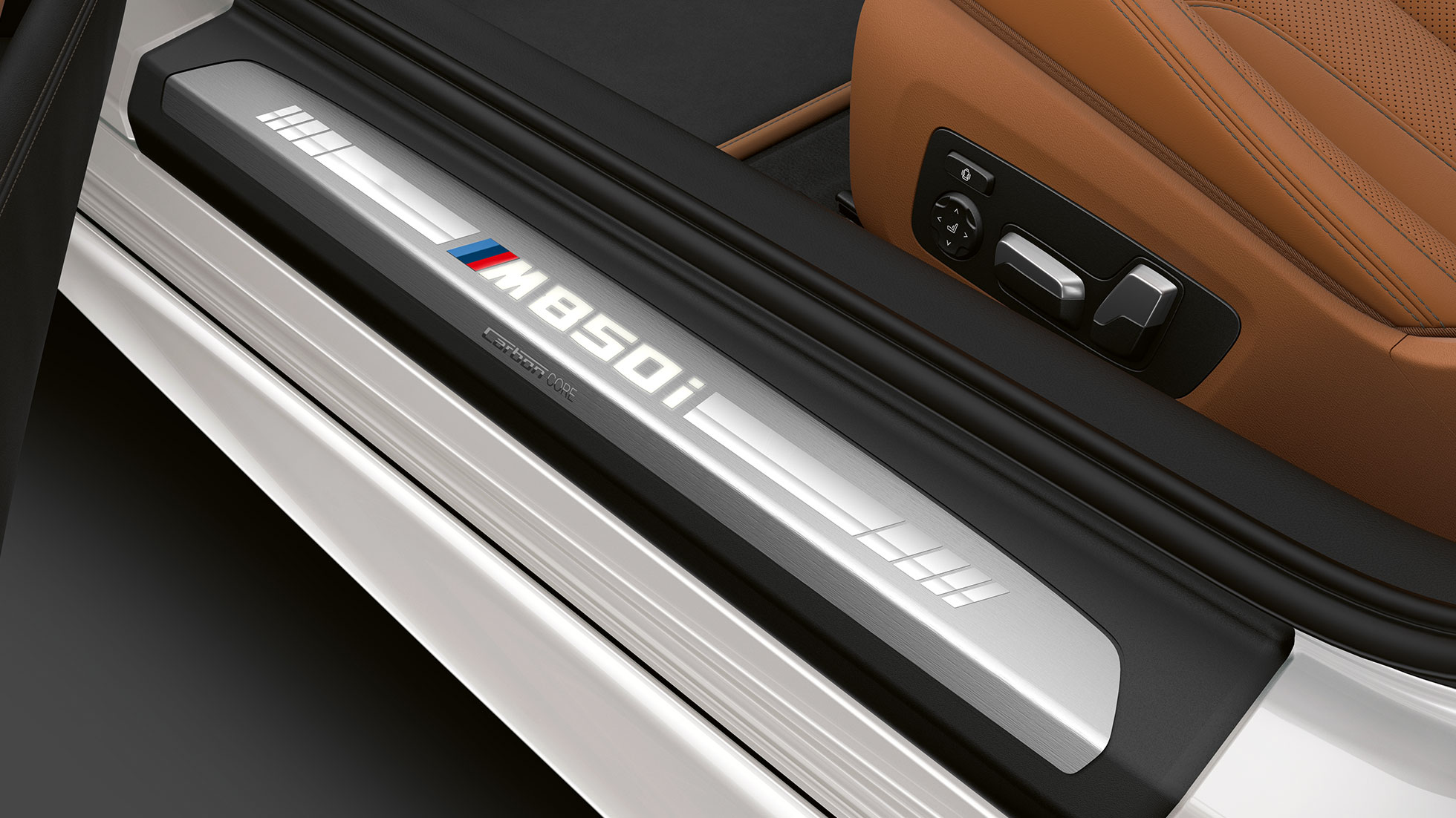 BMW M850i xDrive em branco Mineral metalizado, soleira da porta. BMW M850i xDrive em branco Mineral metalizado, soleira da porta.