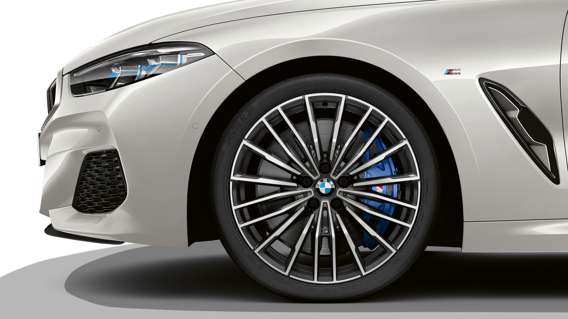 BMW M850i xDrive em branco Mineral metalizado, estofos em pele Merino BMW Individual com pormenores adicionais em Cognac. BMW M850i xDrive em branco Mineral metalizado, estofos em pele Merino BMW Individual com pormenores adicionais em Cognac.
