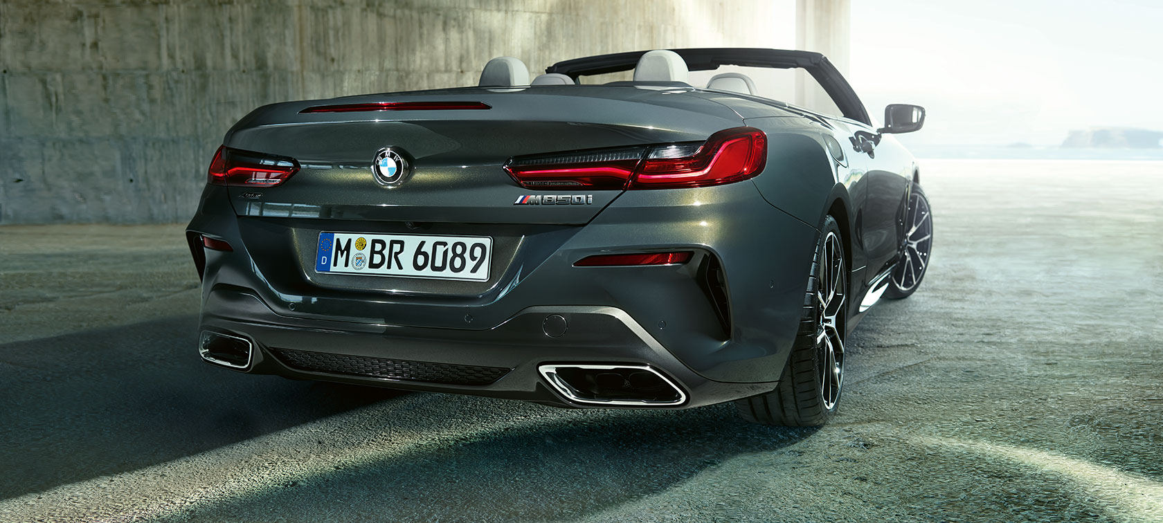BMW M850i xDrive em cinza Dravit metalizado, perspetiva traseira a três quartos. BMW M850i xDrive em cinza Dravit metalizado, perspetiva traseira a três quartos.