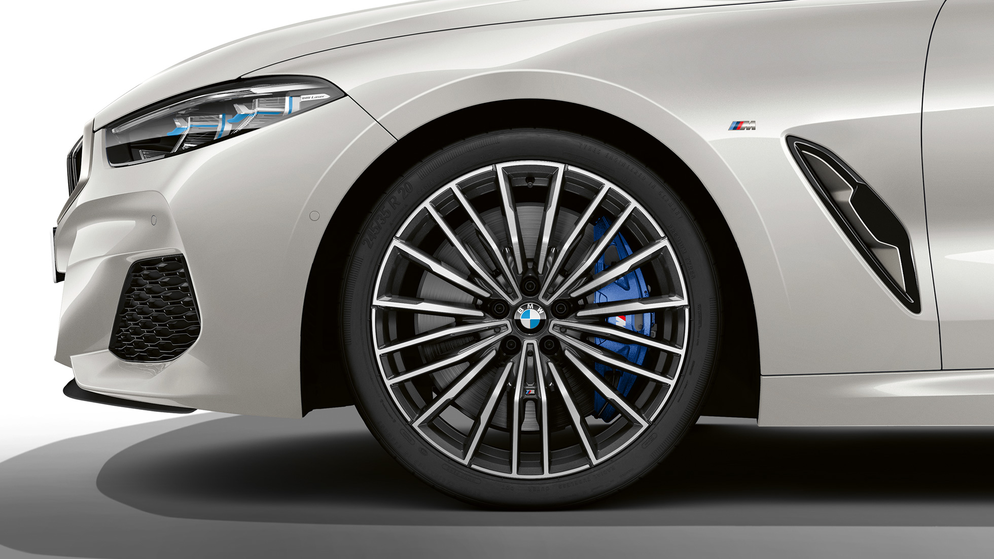 BMW M850i xDrive, jantes de liga leve BMW 729 M de raios múltiplos de 20". BMW M850i xDrive, jantes de liga leve BMW 729 M de raios múltiplos de 20".