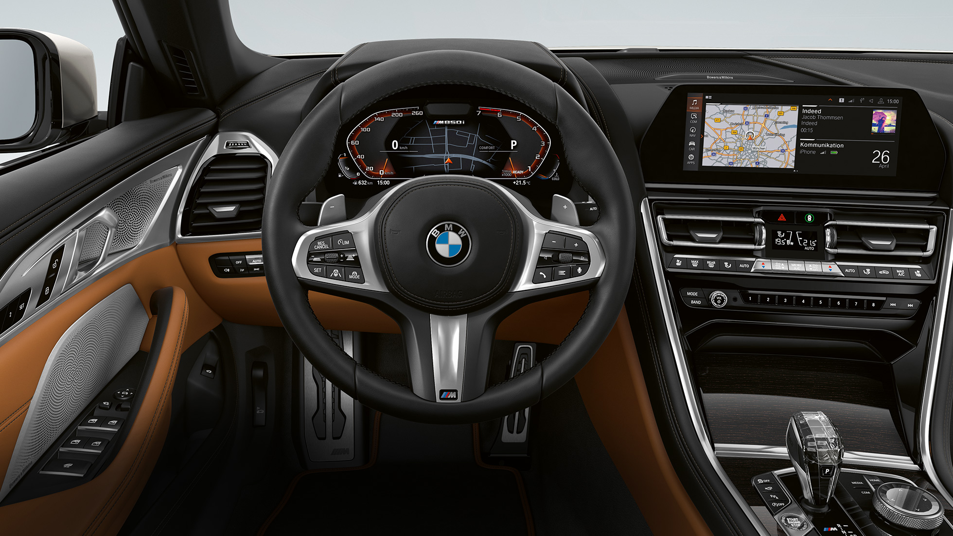 BMW M850i xDrive, volante M em pele com patilhas de mudança de velocidade e multifunções. BMW M850i xDrive, volante M em pele com patilhas de mudança de velocidade e multifunções.