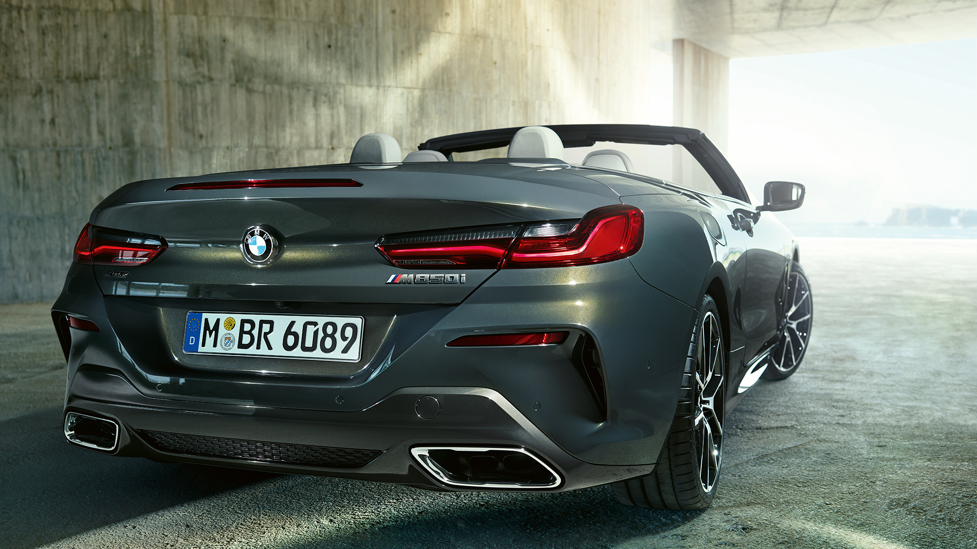 BMW M850i xDrive em cinza Dravit metalizado, perspetiva traseira direita a três quartos. BMW M850i xDrive em cinza Dravit metalizado, perspetiva traseira direita a três quartos.