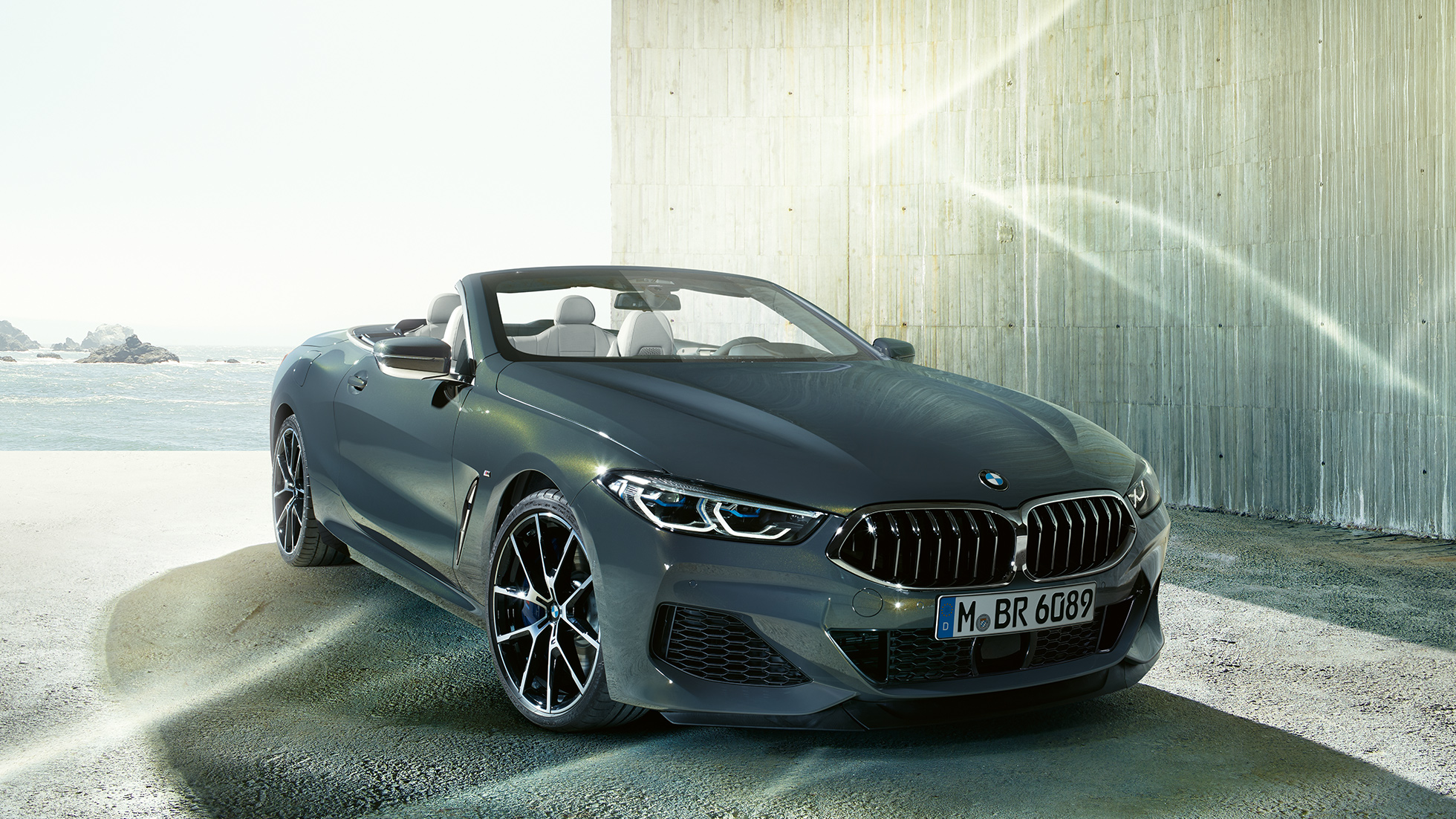 BMW M850i xDrive em cinza Dravit metalizado, perspetiva frontal esquerda a três quartos. BMW M850i xDrive em cinza Dravit metalizado, perspetiva frontal esquerda a três quartos.