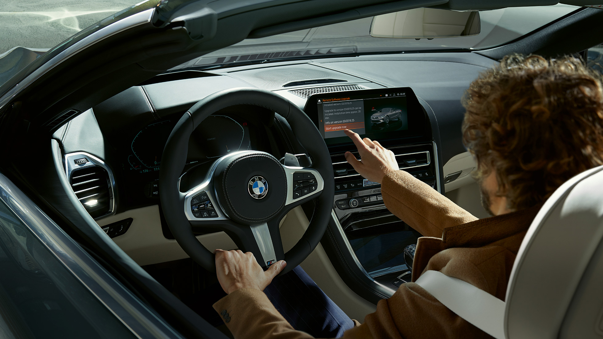 BMW M850i xDrive, utilização do BMW Live Cockpit Professional através do controlo tátil. BMW M850i xDrive, utilização do BMW Live Cockpit Professional através do controlo tátil.