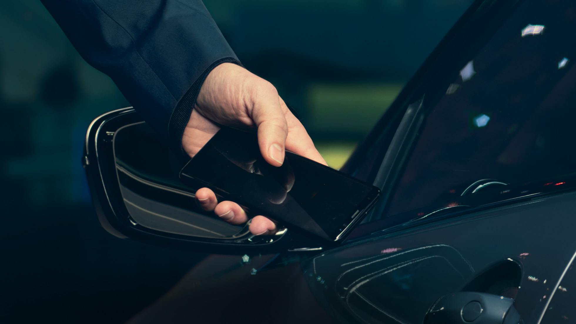 BMW M850i xDrive, condutor abre a porta com um smartphone através de chave digital. BMW M850i xDrive, condutor abre a porta com um smartphone através de chave digital.