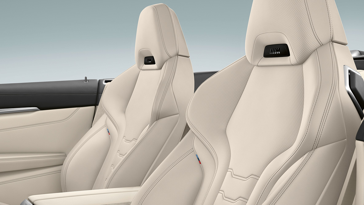 BMW M850i xDrive, bancos multifuncionais em pele Merino em branco Ivory, com sistema de aquecimento do pescoço. BMW M850i xDrive, bancos multifuncionais em pele Merino em branco Ivory, com sistema de aquecimento do pescoço.
