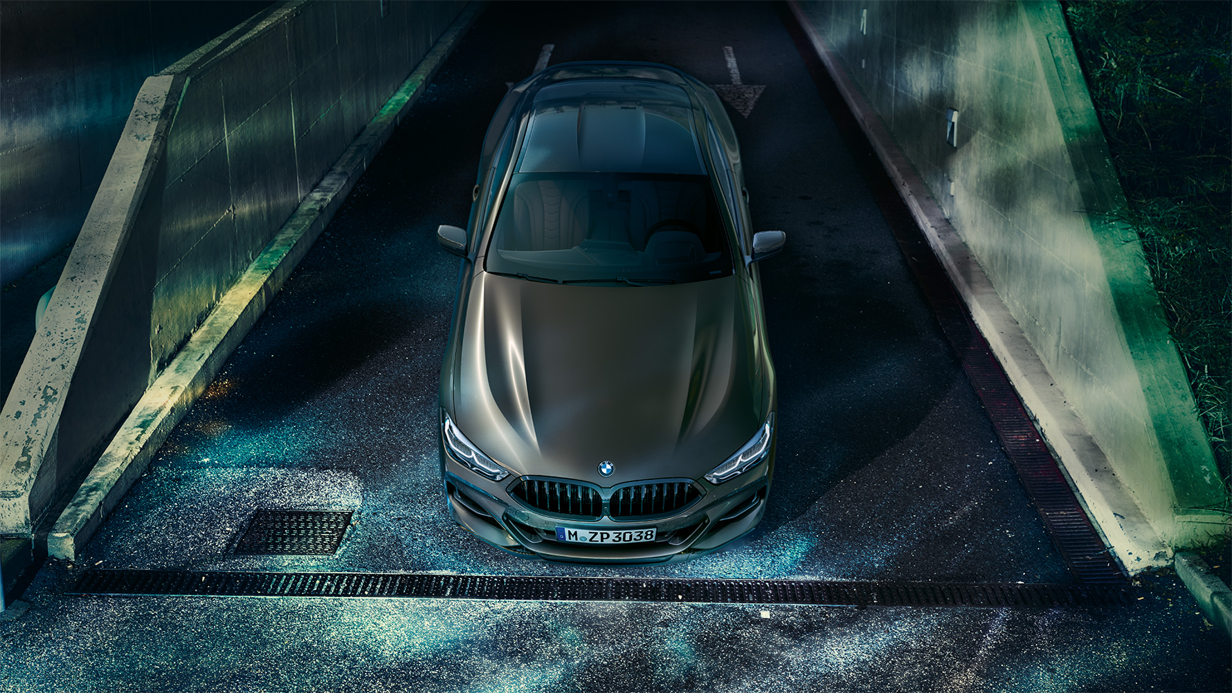 Front still shot of the BMW 8 Series Coupé with BMW Individual equipment in an urban setting at night. Front still shot of the BMW 8 Series Coupé with BMW Individual equipment in an urban setting at night.