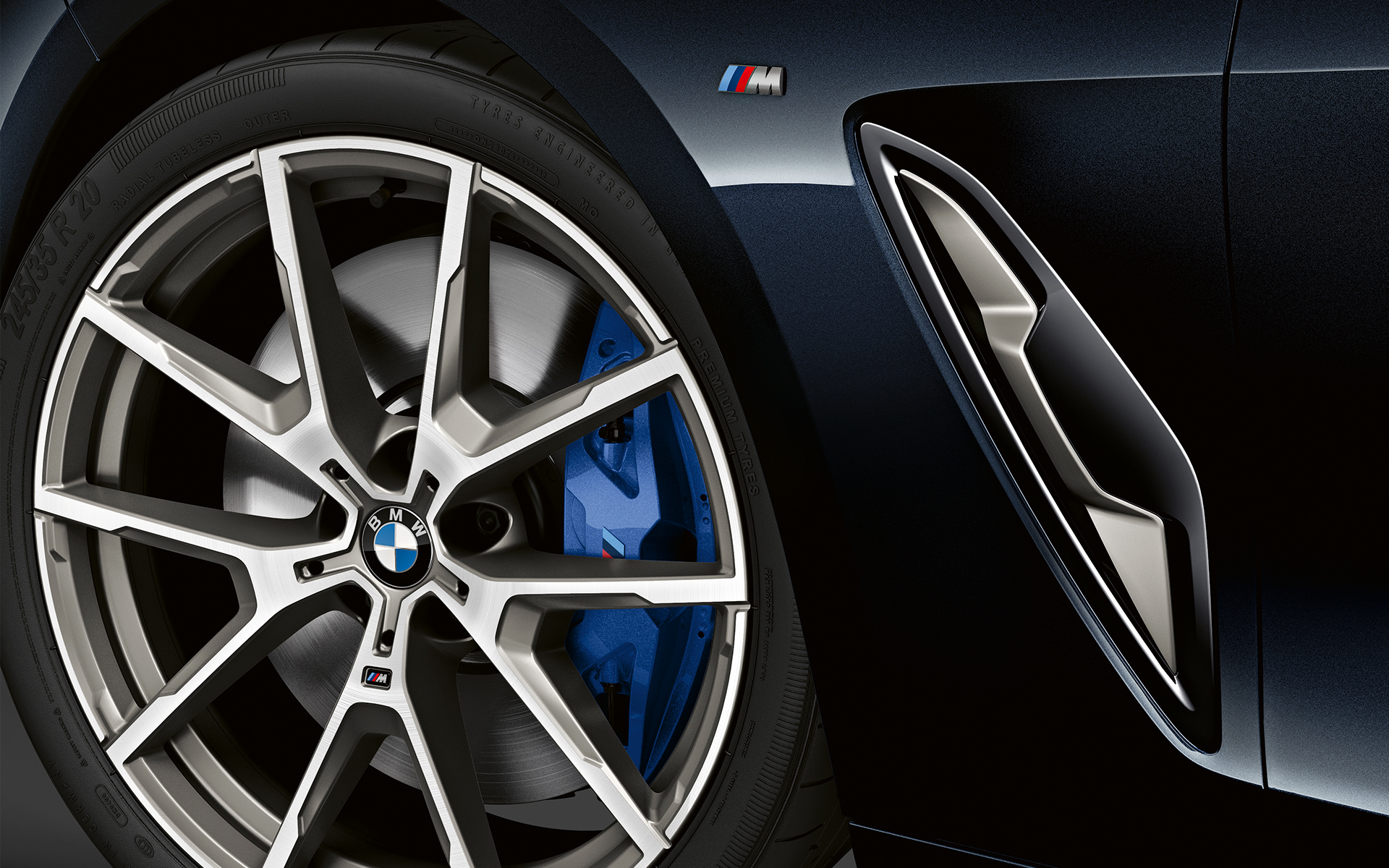 Close-up of the light-alloy wheel of the BMW 8 Series Coupé.