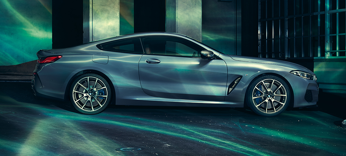 O BMW Série 8, vista lateral Imagem de lado do BMW Série 8 Coupé em ambiente urbano.