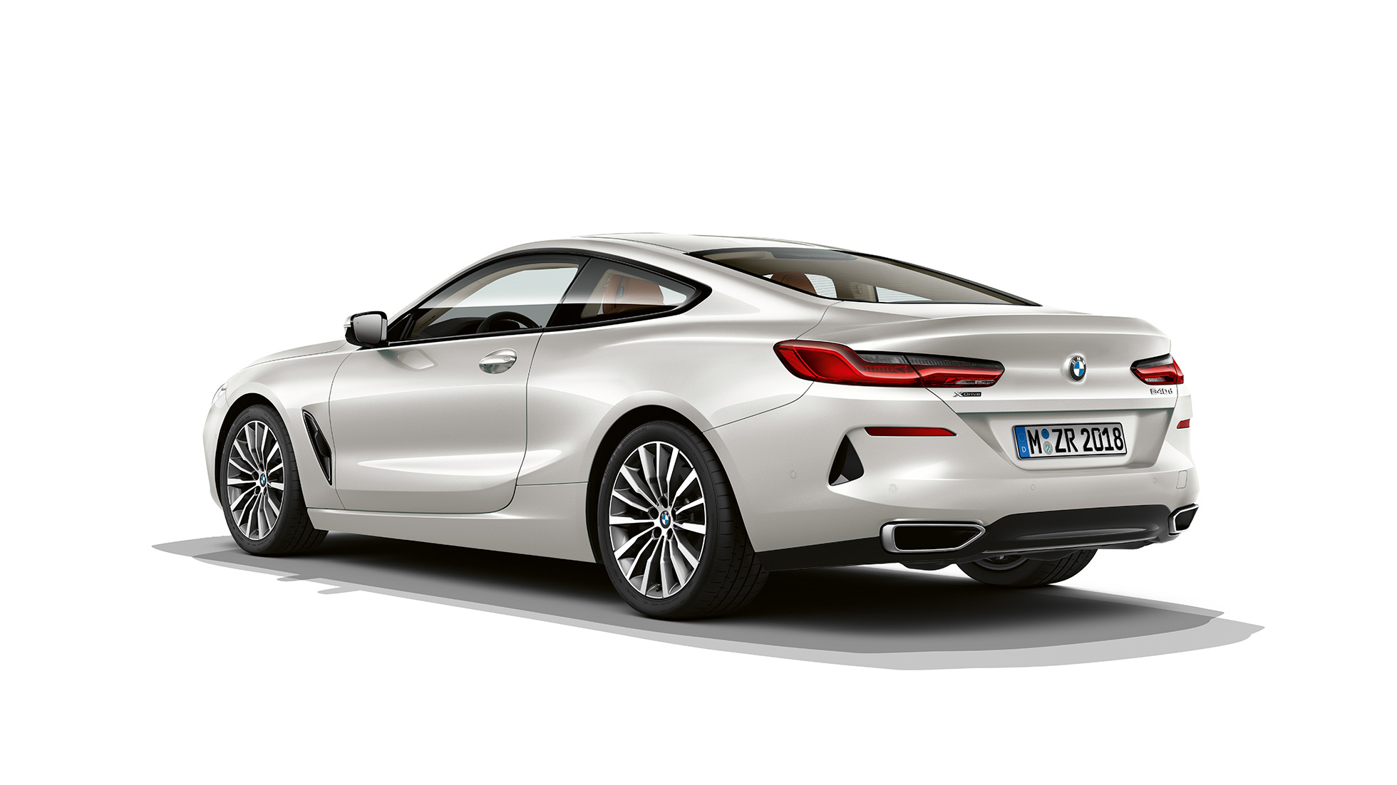 BMW Série 8 Coupé, perspetiva traseira a três quartos. BMW Série 8 Coupé na pintura branco Mineral metalizada, perspetiva traseira a três quartos.