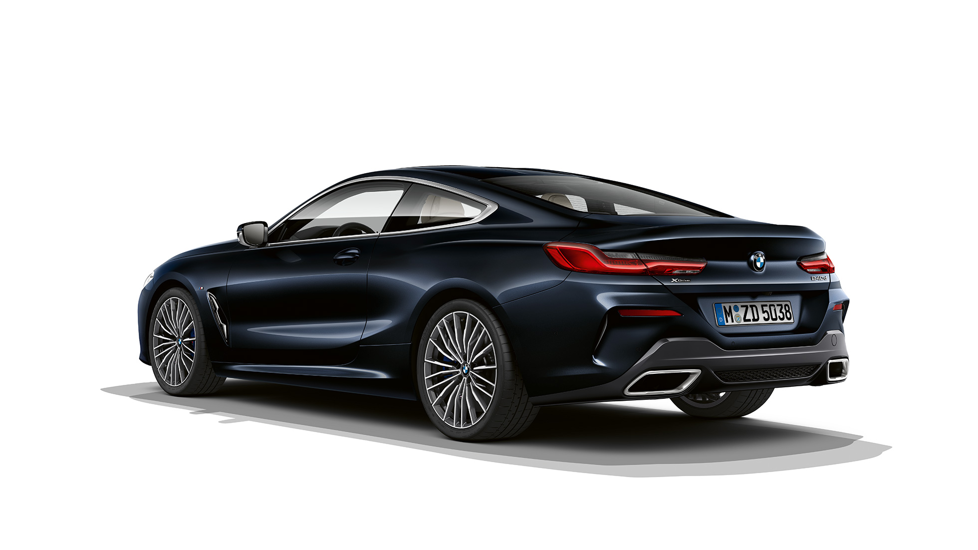 BMW Série 8 Coupé, perspetiva traseira a três quartos. BMW Série 8 Coupé na pintura preto Carbon metalizada, perspetiva traseira a três quartos.
