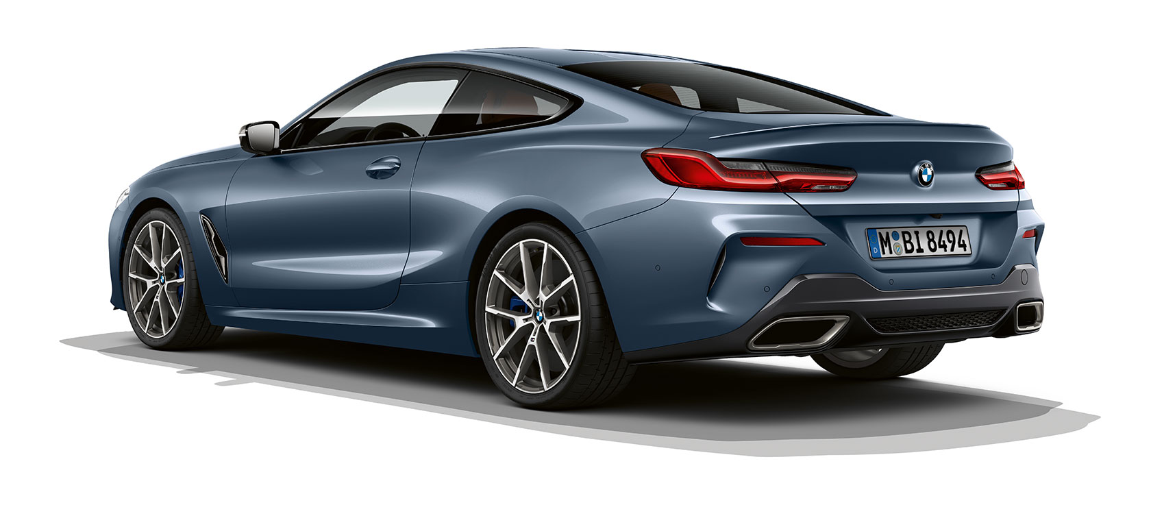 BMW Série 8 Coupé na pintura azul Barcelona metalizada. BMW Série 8 Coupé na pintura azul Barcelona metalizada, perspetiva traseira a três quartos.