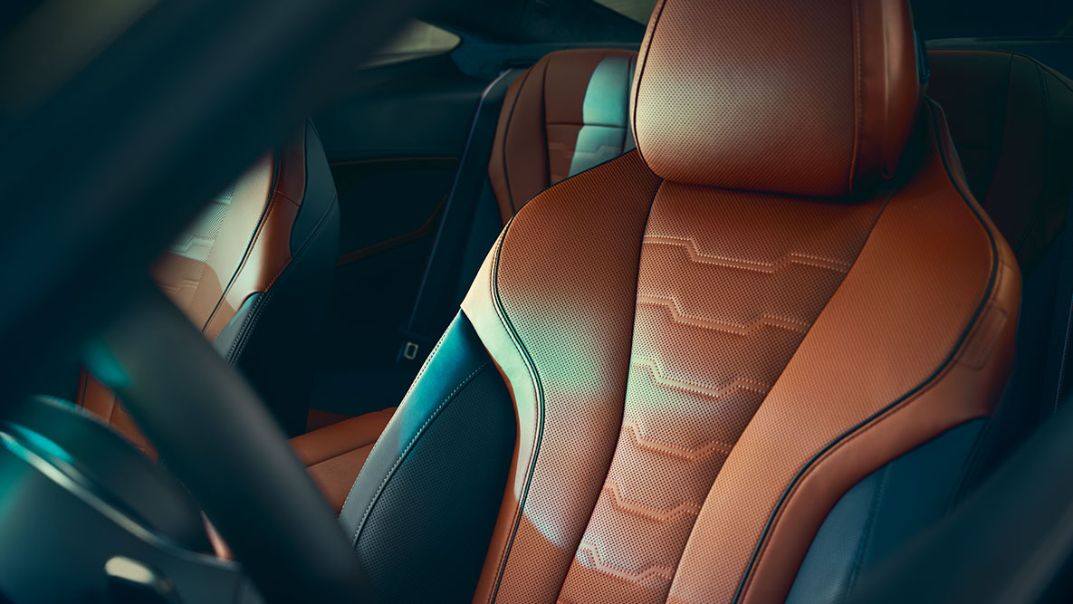 BMW Série 8 Coupé, bancos multifuncionais. Grande plano dos bancos multifuncionais em pele Merino do BMW Série 8 Coupé.