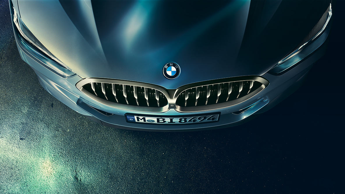 BMW Série 8 Coupé, capot. Grande plano do capot do BMW Série 8 Coupé em perspetiva de topo.