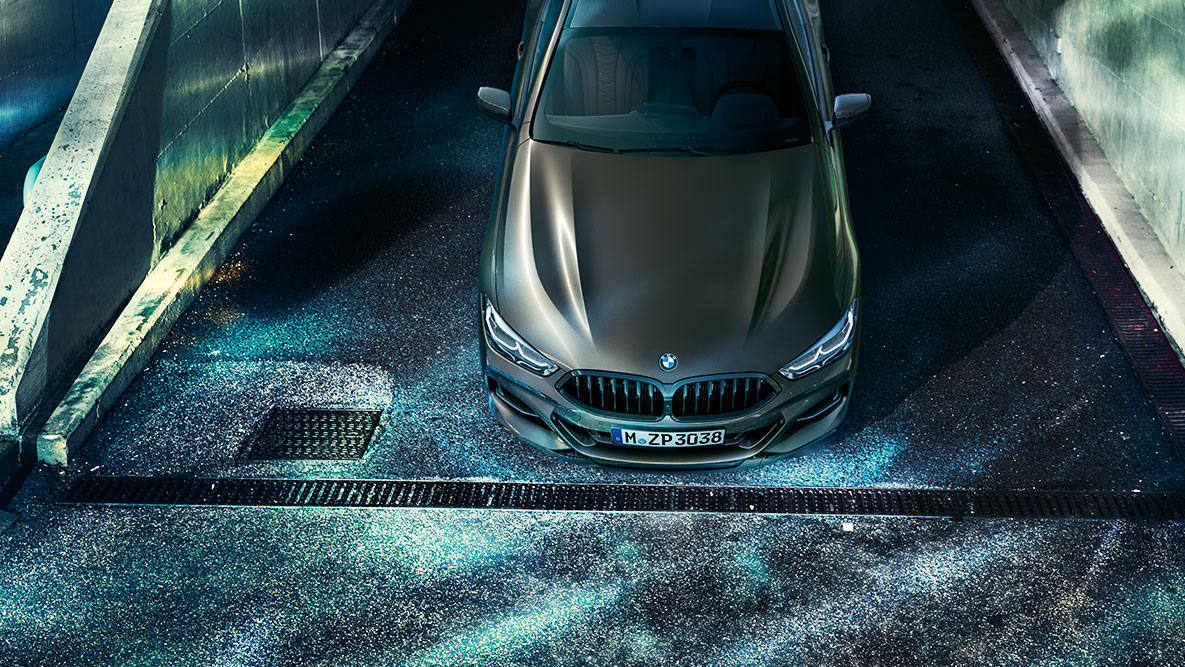 Perspetiva frontal do BMW Série 8 Coupé. Perspetiva frontal do BMW Série 8 Coupé parado, com equipamento da linha BMW Individual, à noite, num cenário urbano.