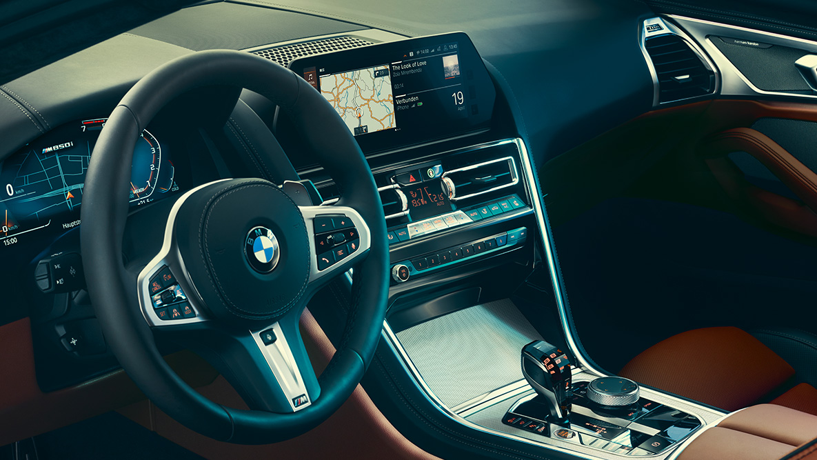 BMW Série 8 Coupé, posto de condução. Grande plano do posto de condução do BMW Série 8 Coupé.