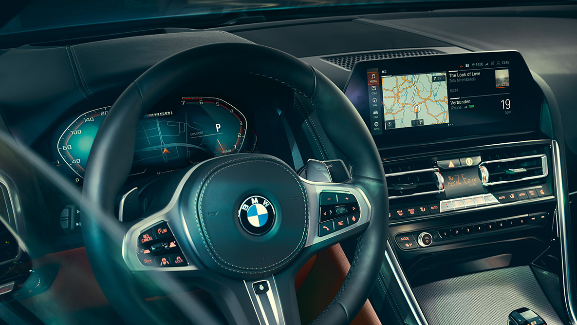 BMW Série 8 Coupé, posto de condução. Grande plano do interior do BMW Série 8 Coupé com destaque para o volante.