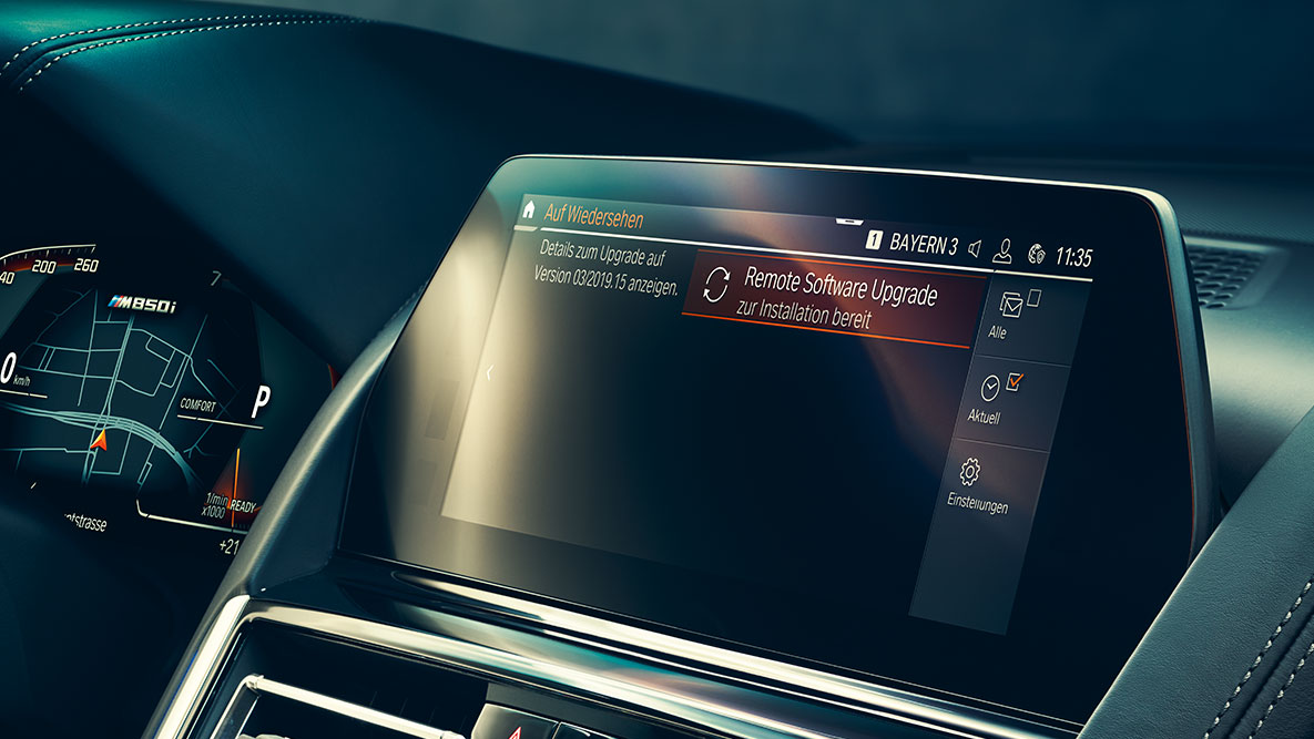BMW Série 8 Coupé, posto de condução. Interior do BMW Série 8 Coupé com ecrã de controlos e atualização de software à distância.