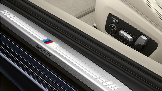 BMW Série 8 Coupé, soleira da porta com logótipo M. Grande plano da soleira da porta do BMW Série 8 Coupé com logótipo M.