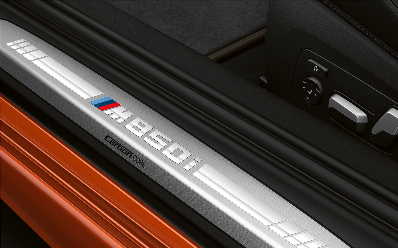 BMW Série 8 Coupé, soleira da porta com designação M850i. Grande plano da soleira da porta do BMW Série 8 Coupé com designação M850i.