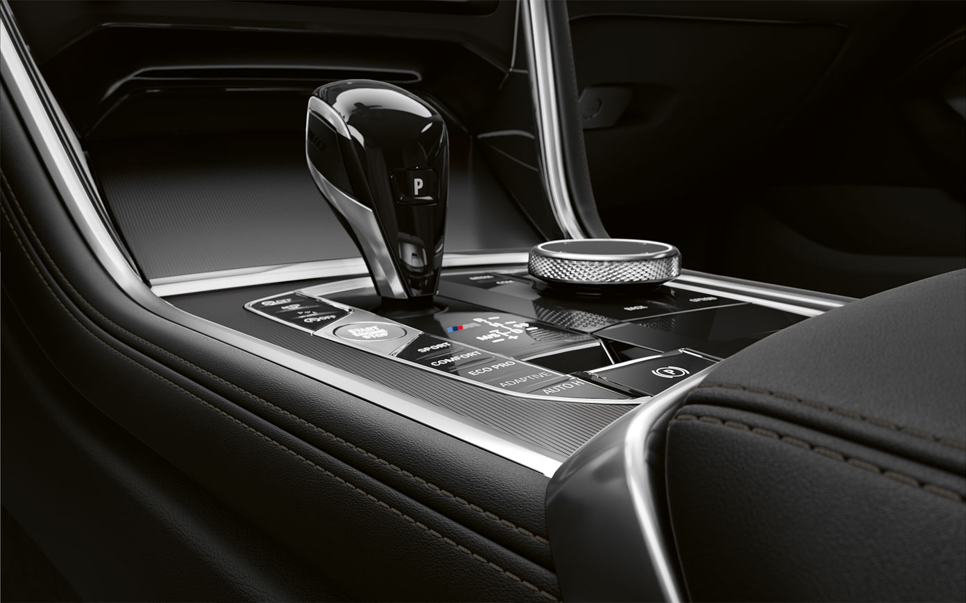 BMW Série 8 Coupé, consola central. Grande plano da consola central do BMW Série 8 Coupé.