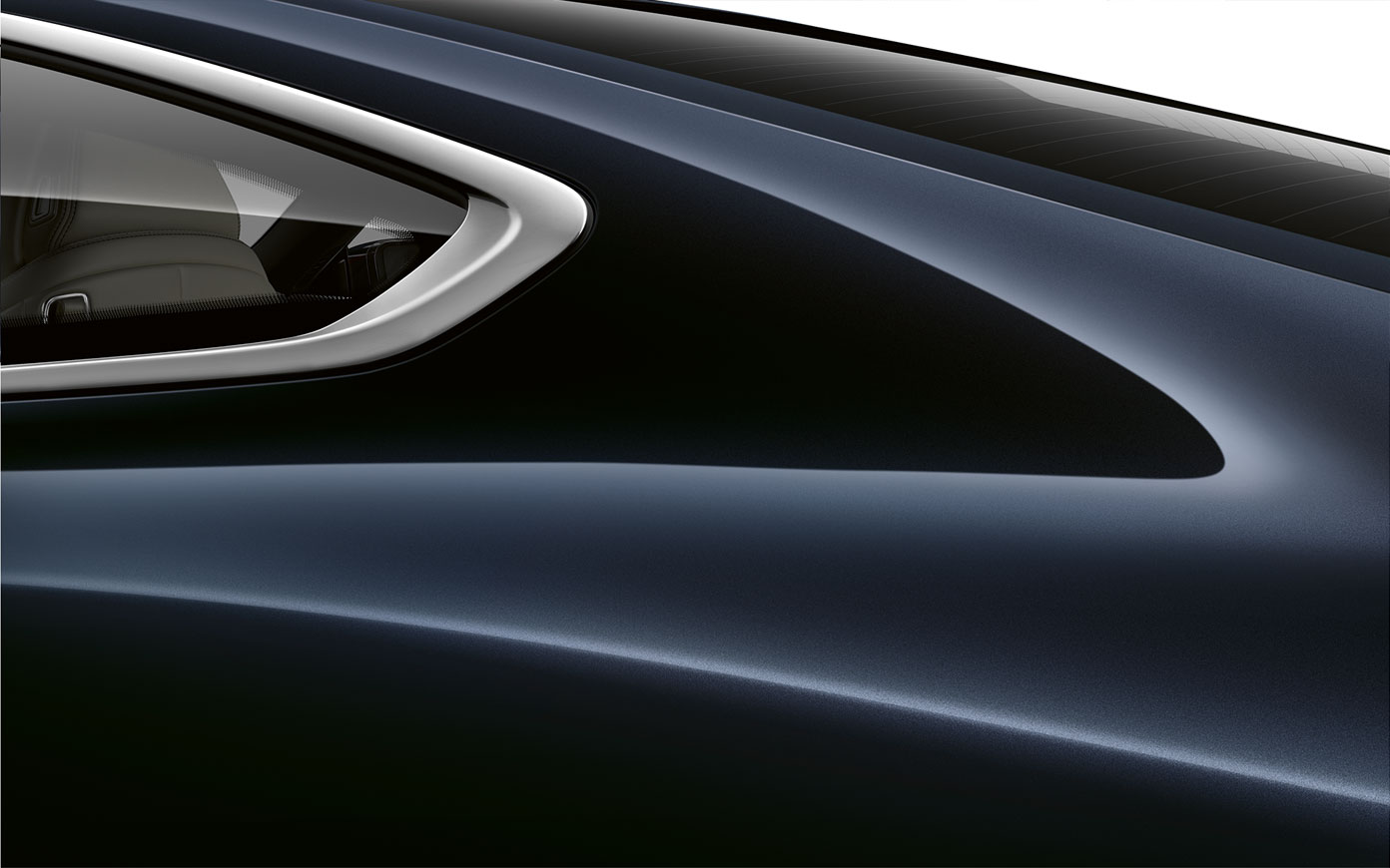BMW Série 8 Coupé, grande plano do pilar C. Grande plano do pilar C do BMW Série 8 Coupé na pintura preto Carbon metalizada.
