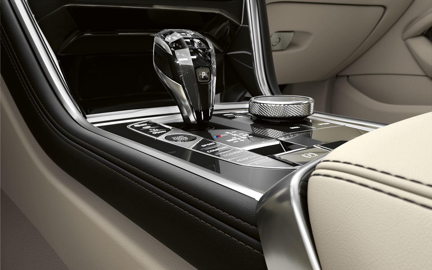 BMW Série 8 Coupé, consola central. Grande plano da consola central do BMW Série 8 Coupé.