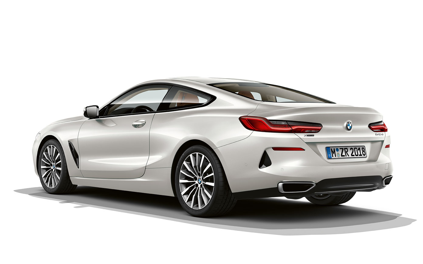 BMW Série 8 Coupé, pintura branco Mineral metalizada. BMW Série 8 Coupé parado, na pintura branco Mineral metalizada, num fundo branco.