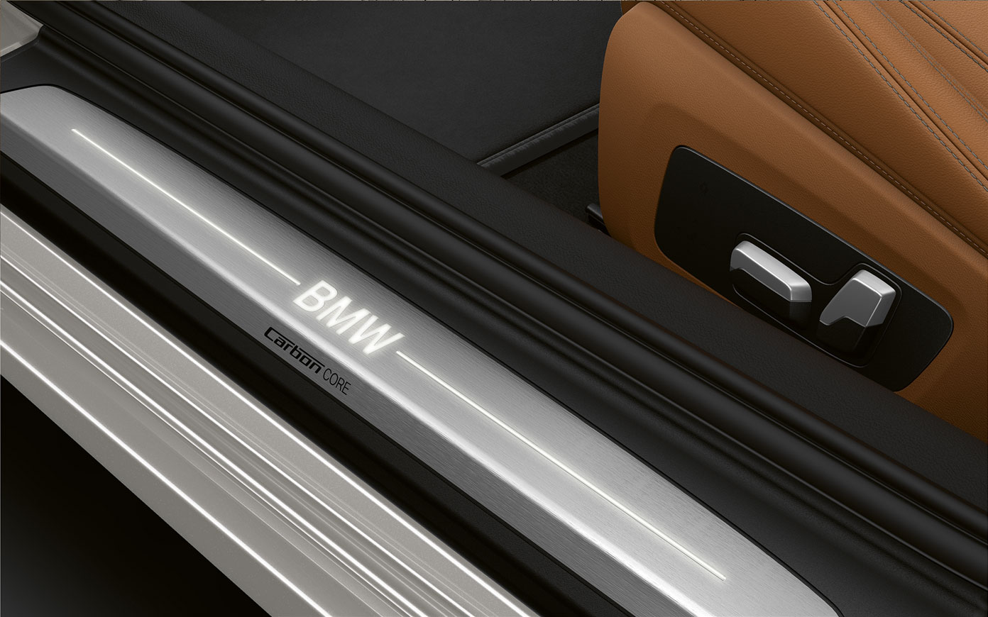BMW Série 8 Coupé, soleira da porta com logótipo BMW. Grande plano da soleira da porta do BMW Série 8 Coupé com logótipo BMW.