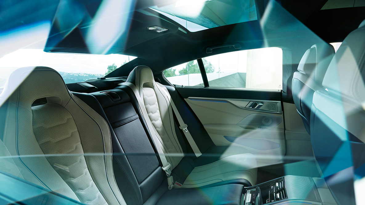 Personalidade de automóvel desportivo na traseira do habitáculo BMW Série 8 Gran Coupé, personalidade de automóvel desportivo na traseira do habitáculo