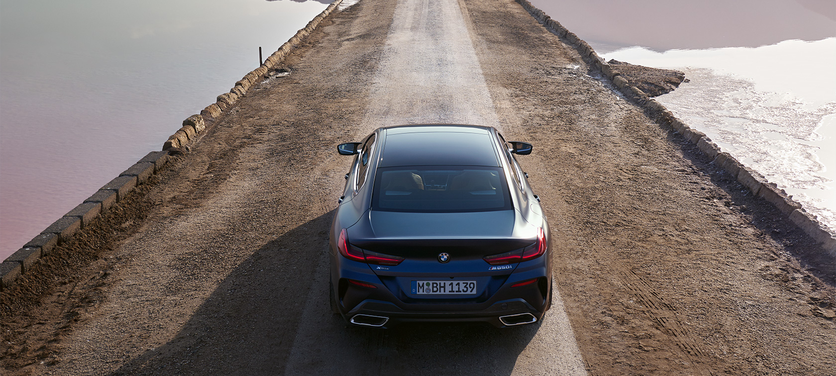 BMW Série 8 Gran Coupé, G16, LCI, atualização, 2022, BMW M850i xDrive, pintura azul Frozen Tanzanite BMW Individual metalizada, perspetiva lateral a três quartos, parado em frente a um edifício BMW Série 8 Gran Coupé, G16, LCI, atualização, 2022, BMW M850i xDrive, pintura azul Frozen Tanzanite BMW Individual metalizada, perspetiva lateral a três quartos, parado em frente a um edifício