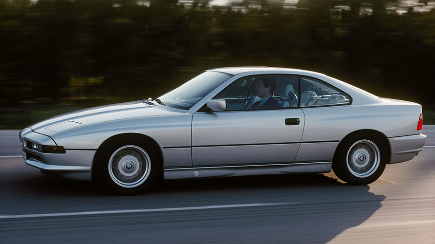 BMW Série 8 Coupé (E31), perspetiva lateral 7/8, em movimento BMW Série 8 Coupé (E31), perspetiva lateral 7/8, em movimento