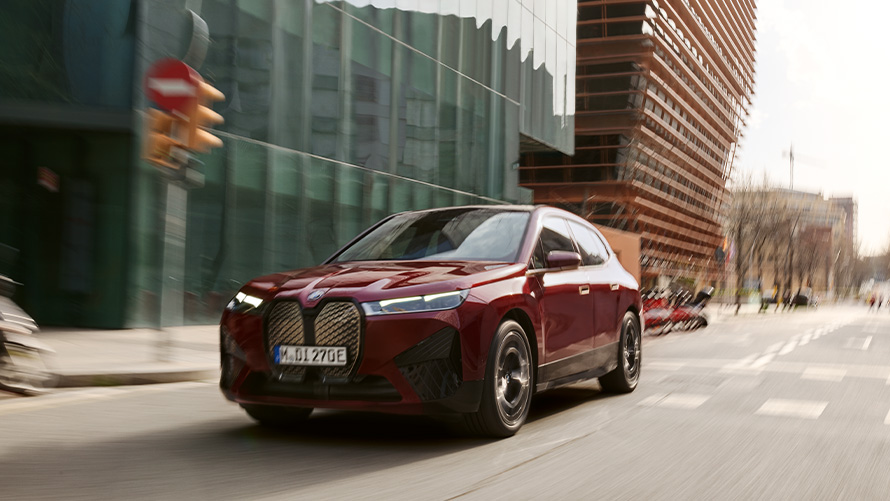 BMW iX, i20, SUV elétrico, BMW iX xDrive50, assistência ao condutor BMW iX, i20, 2021, SUV elétrico, BMW iX xDrive50, pintura vermelho Aventurin, em movimento em cenários urbanos