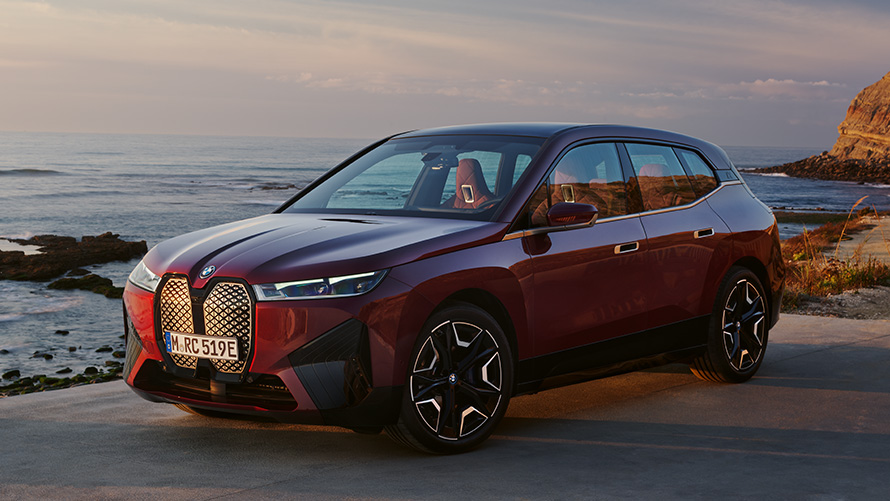 BMW iX, i20, SUV elétrico, BMW iX xDrive50, aerodinâmica, exterior BMW iX, i20, 2021, SUV elétrico, BMW iX xDrive50, pintura vermelho Aventurin, perspetiva lateral, exterior