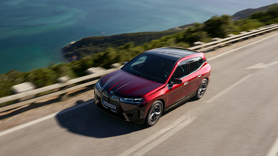 BMW iX, i20, SUV elétrico, BMW iX xDrive50, desempenho BMW iX, i20, 2021, SUV elétrico, BMW iX xDrive50, pintura vermelho Aventurin, em movimento na rua, desempenho