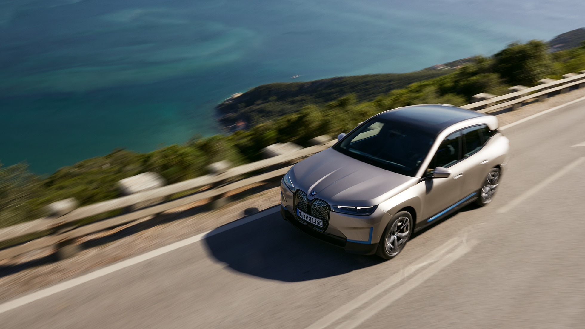 BMW iX, vista aérea, na estrada BMW iX na cor exterior prata Cashmere, i20, vista aérea, na estrada