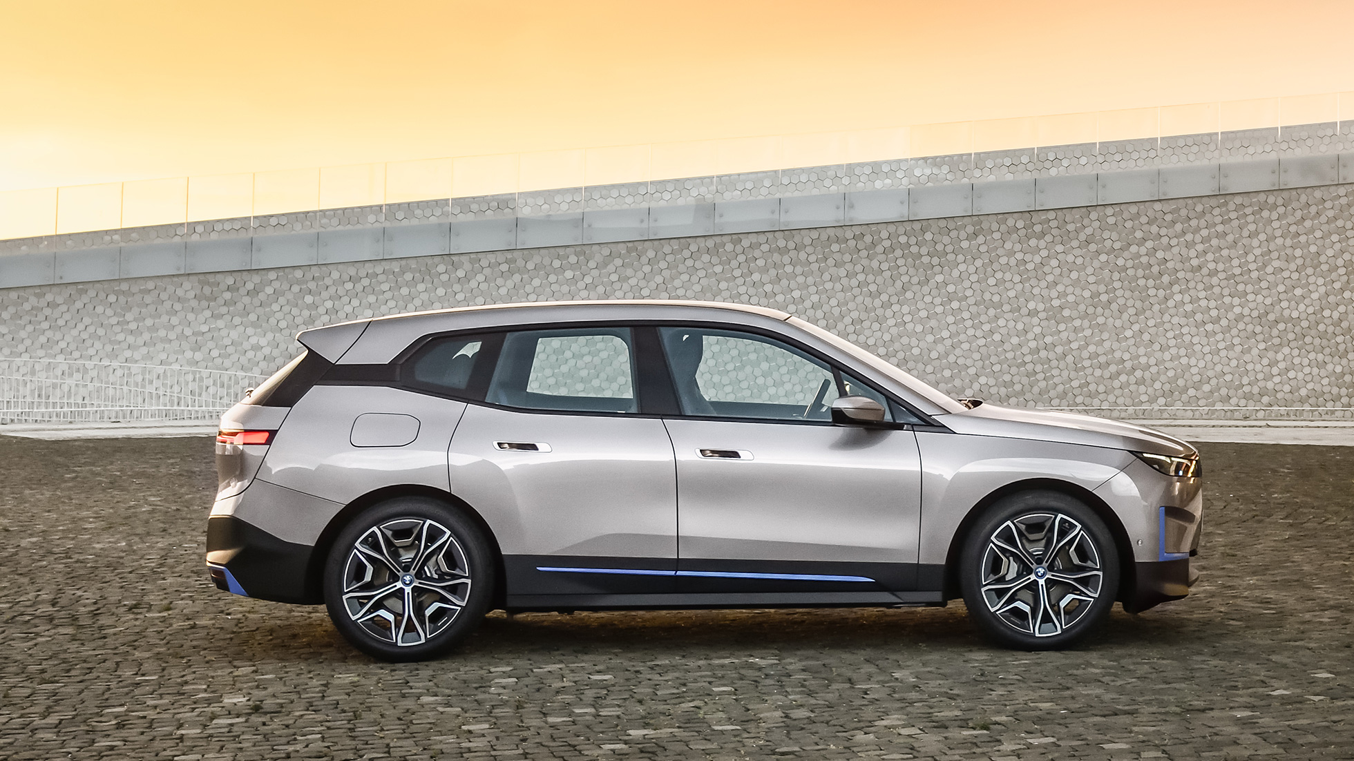 BMW iX, vista lateral, parado BMW iX na cor exterior prata Cashmere, i20, vista lateral, parado