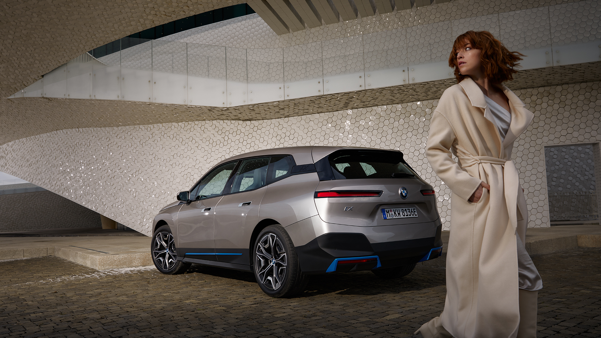 BMW iX, vista traseira a três quartos, parado BMW iX, i20, cor exterior prata Cashmere, vista traseira a três quartos, parado
