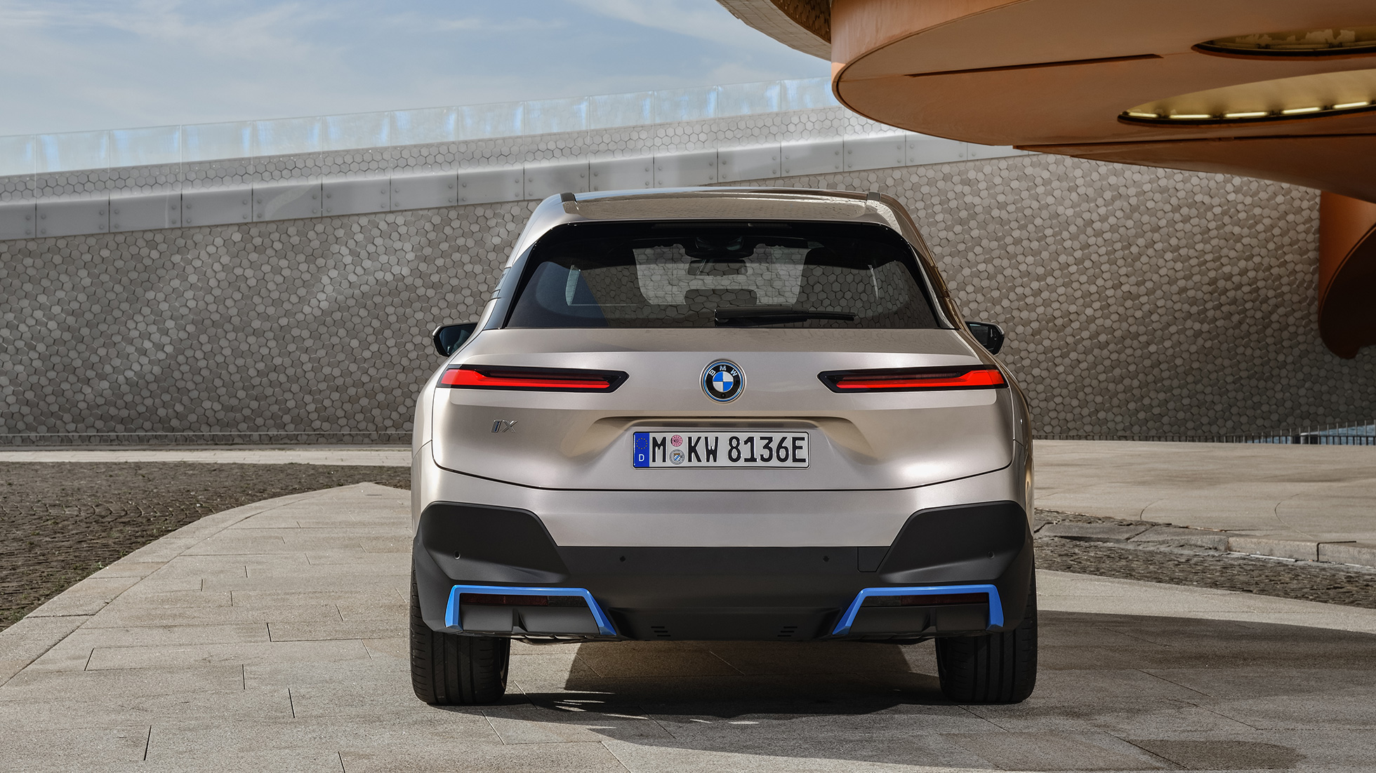 BMW iX, vista traseira, parado BMW iX na cor exterior prata Cashmere, i20, vista traseira, parado