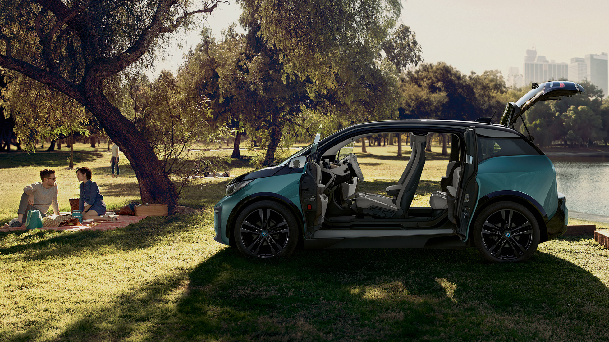 BMW i3 2018, perspetiva com as portas abertas BMW i3 I01 2018 bege Jucaro com realce em cinza Frozen metalizado com as portas abertas, perspetiva lateral