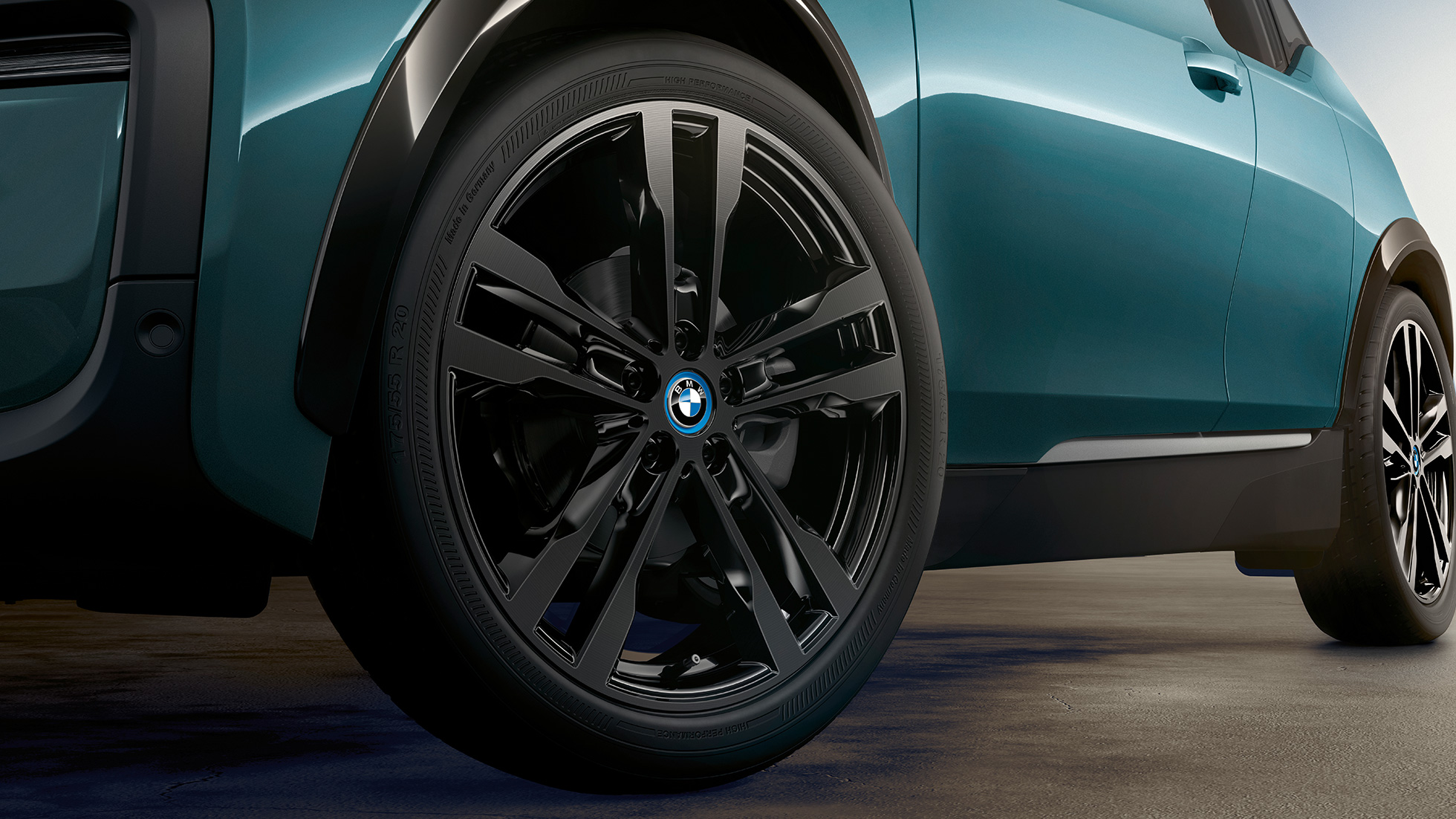 BMW i3 2018, jante de liga leve BMW i3 I01 2018 bege Jucaro com realce em cinza Frozen metalizado, grande plano da jante de liga leve