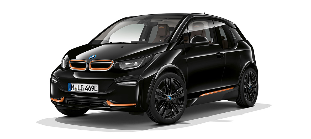 BMW i3s Edition RoadStyle 2019, perspetiva frontal a três quartos BMW i3s Edition RoadStyle 2019 I01 preto Fluid com realce em E-Copper, perspetiva frontal a três quartos