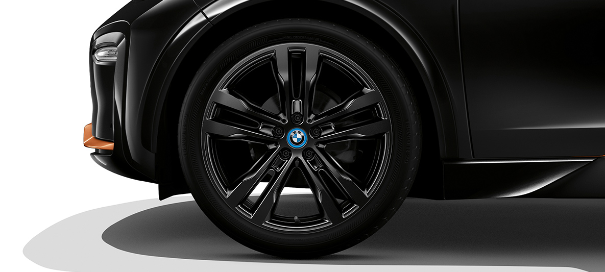 BMW i3s Edition RoadStyle 2019, perspetiva lateral dianteira com a jante de liga leve BMW i3s Edition RoadStyle 2019 I01 preto Fluid com realce em E-Copper, perspetiva lateral dianteira com a jante de liga leve