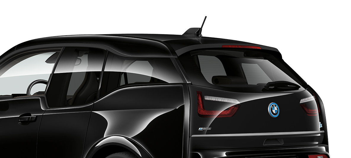 BMW i3s Edition RoadStyle 2019, perspetiva traseira a três quartos BMW i3s Edition RoadStyle 2019 I01 preto Fluid com realce em E-Copper, perspetiva traseira a três quartos