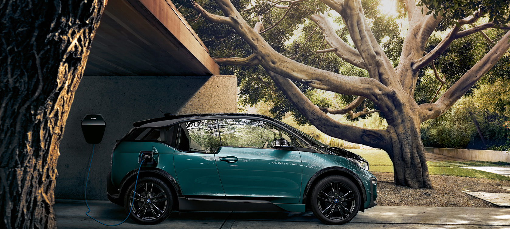 BMW i3 2018, perspetiva frontal BMW i3 I01 2018 bege Jucaro com realce em cinza Frozen metalizado em movimento num cenário urbano, vista frontal