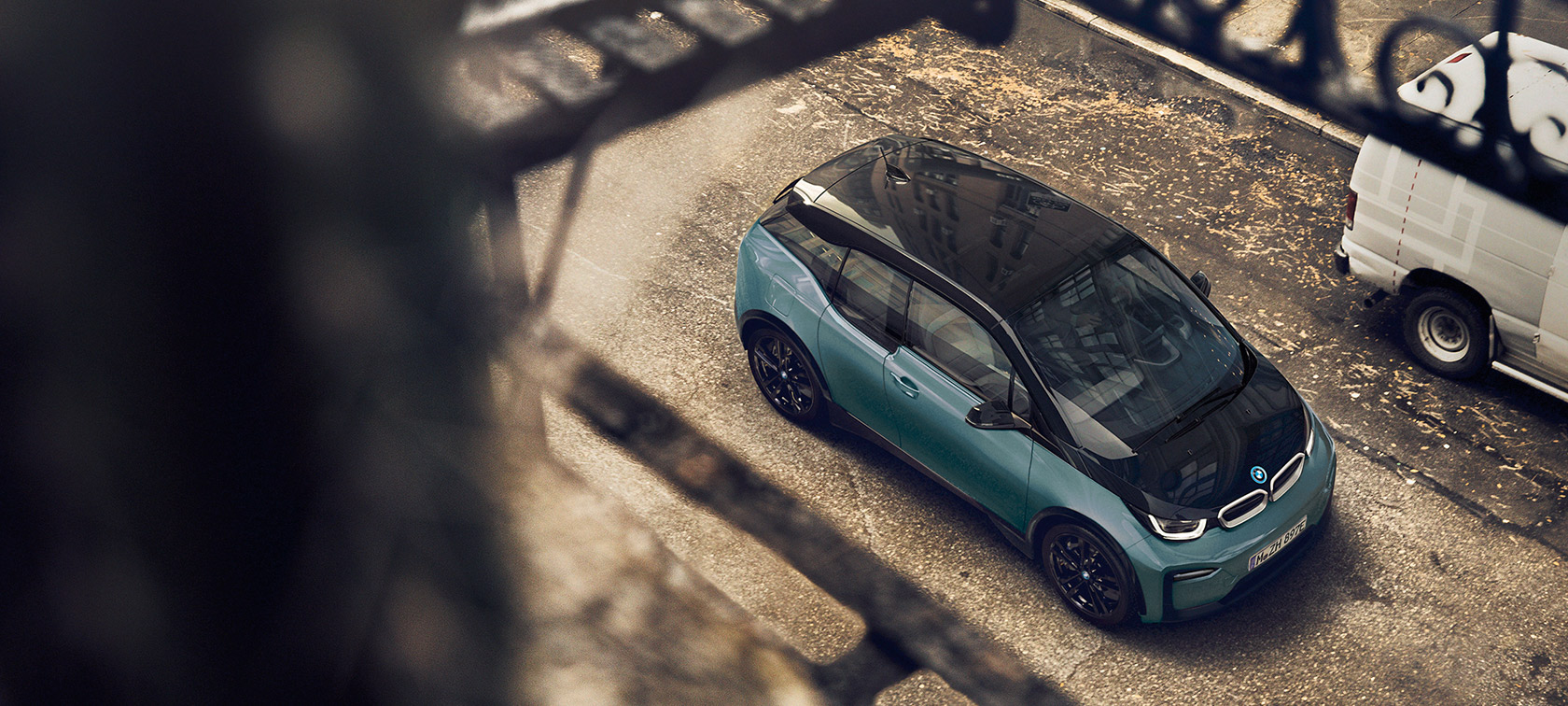 BMW i3 I01 2018, perspetiva aérea BMW i3 I01 2018, azul Ridge Mountain com realce em pintura cinza Frozen metalizada, perspetiva aérea, tejadilho em carbono