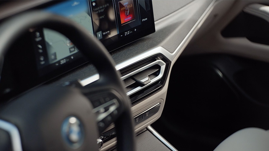 BMW i4 eDrive40, G26, 2021, pintura branco Mineral metalizada, design interior em detalhe, vídeoa BMW i4 eDrive40, G26, 2021, pintura branco Mineral metalizada, design interior em detalhe, vídeo