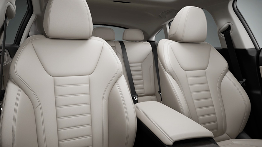 BMW i4 eDrive40, G26, 2021, pintura branco Mineral metalizada, destaques do design interior em suma, vídeo BMW i4 eDrive40, G26, 2021, pintura branco Mineral metalizada, destaques do design interior em suma, vídeo