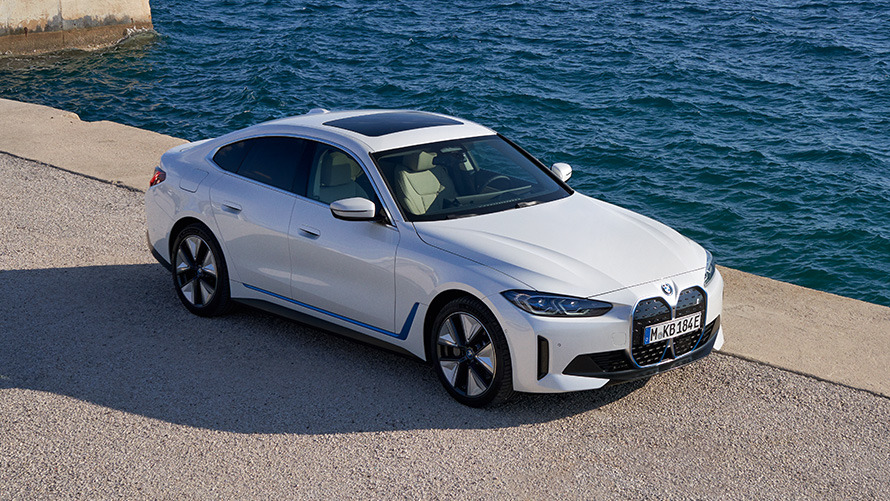 Perspetiva frontal a três quartos, BMW i4 eDrive40, G26, 2021, num cais BMW i4 eDrive40, G26, 2021, pintura branco Mineral, perspetiva frontal a três quartos, num cais